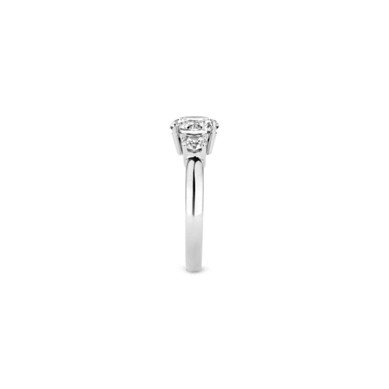 Deze artistieke TI SENTO - Milano ring is een ware klassieker. Het middelste kristal is geslepen in een briljant slijpvorm en wordt aan beide zijden vergezeld door twee kleinere zirkonia's in dezelfde slijpvorm om zo het design in balans te houden. De rhodiumlaag over het zilver zorgt voor een extra glans en een langere levensduur van het sieraad. Deze TI SENTO ring is tijdloos en stijlvol en daardoor mooi te combineren met vrijwel ieder sieraad uit de collectie.