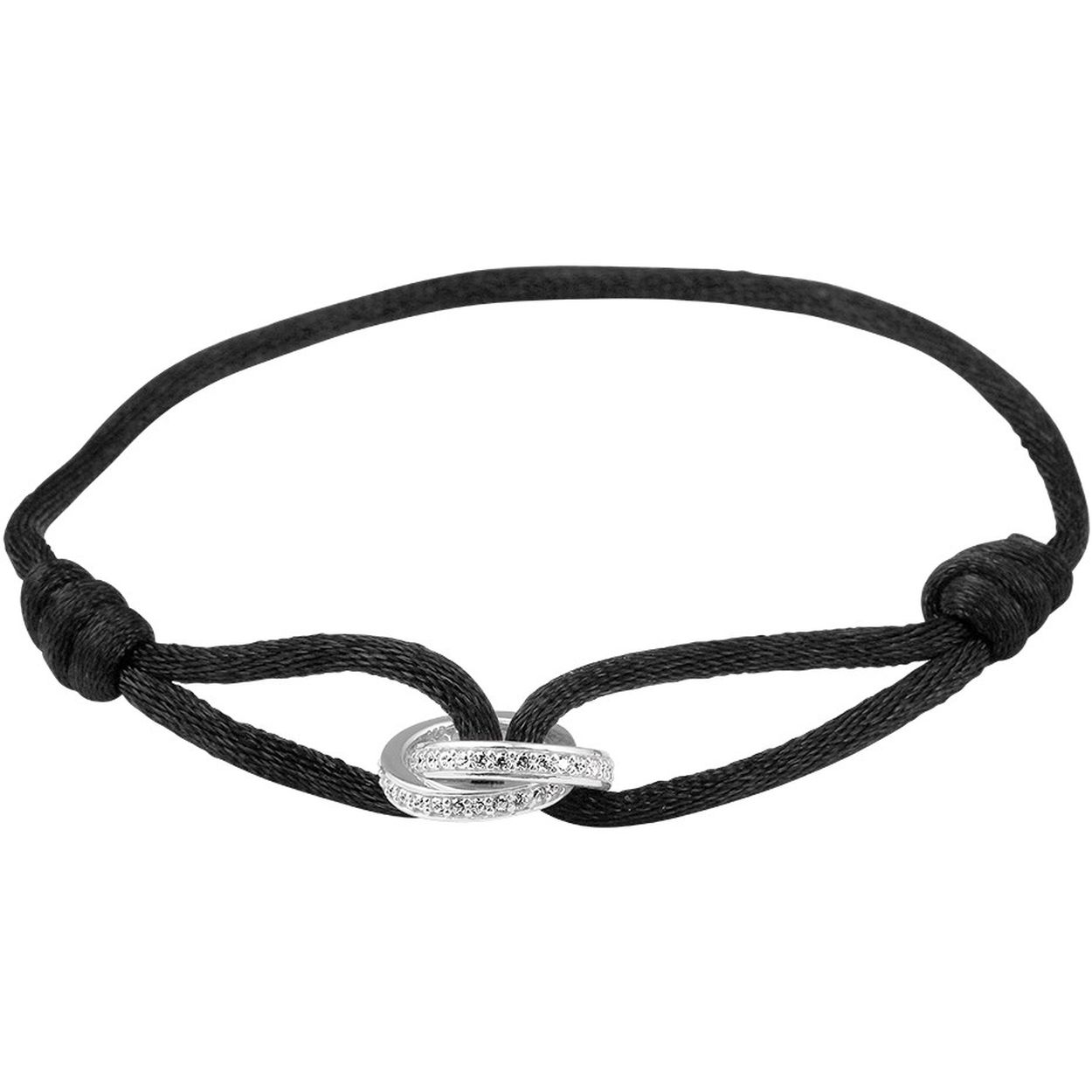 Gevlochten armband van zwart touw met 925 zilveren ringen, uitgevoerd met zirkonia. De armband is verstelbaar van 13 tot 26cm. De ringen hebben een diameter van 11.7mm.