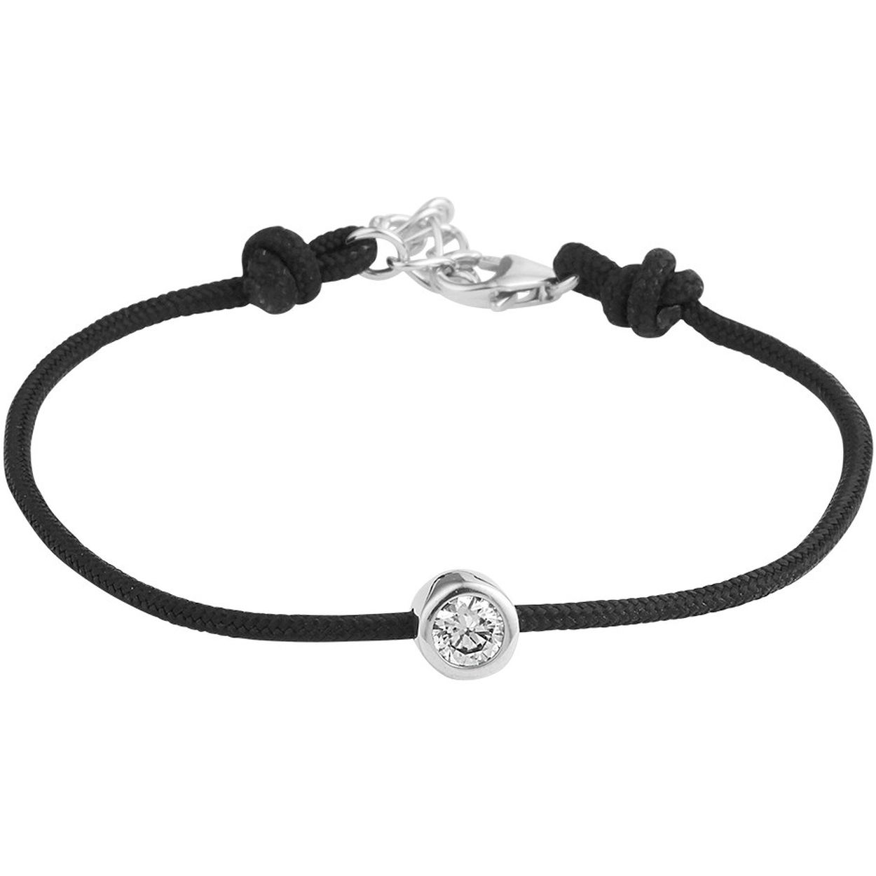 Zwart katoen gevlochten armband uitgevoerd met een gerhodineerd 925 zilveren zetkast en een stevige karabijn sluiting. De armband met zirkonia heeft een draaglengte van 15.5cm met een extensie van 2.5cm.