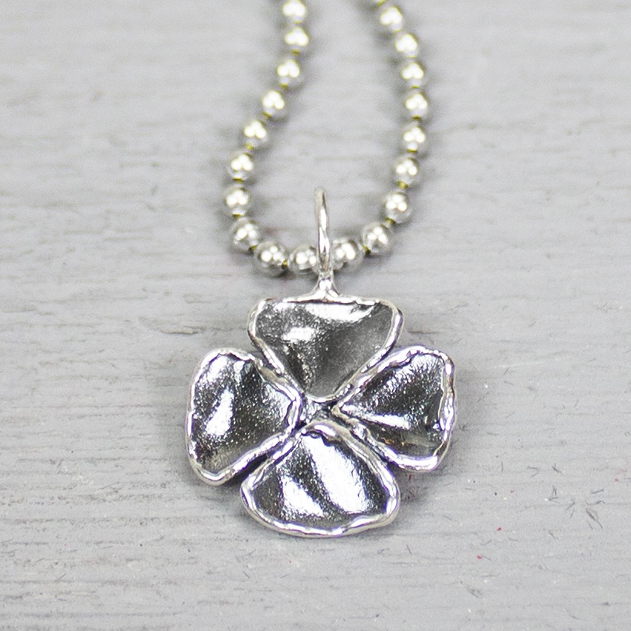 Hanger klavertje vier zilver oxy

De sieraden van Jéh Jewels zijn semi-handgemaakt, maar hebben altijd een ambachtelijke en handgemaakte uitstraling. Tijdloos is hierbij dan het codewoord.