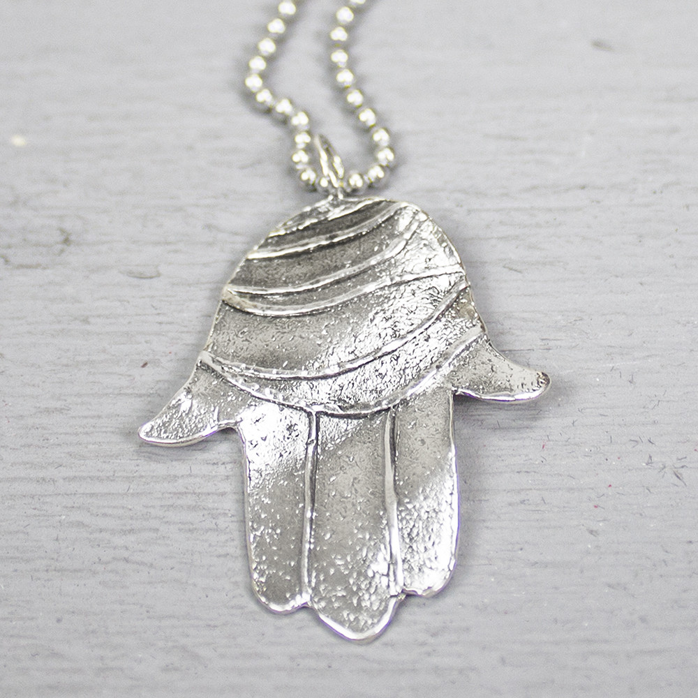 Dit symbool verdrijft negatieve energie; 'afweer tegen het boze oog'; helpt bij het creatief oplossen van problemen en brengt geluk. De glans van 925 sterling zilver maakt het een gewild edelmetaal voor de vervaardiging van sieraden. Het bestaat uit 92.5% puur zilver en 7,5% koper. Puur zilver is een zacht en buigzaam materiaal. Het koper in 925 sterling zilver zorgt voor de stevigheid. De sieraden van Jeh Jewels zijn nikkelvrij.