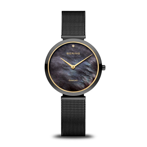 Voor de horloges uit de Classic-collectie worden uitsluitend hoogwaardige materialen gebruikt, zoals bijzonder hard, glashelder en krasbestendig saffierglas. Dit betekent dat de tijd geen sporen achterlaat op dit horlogeglas. Het gebruikte huidvriendelijke roestvrij staal garandeert een glamoureuze uitstraling. De stoere uitstraling van het staal en de puristische, heldere lijn van het ontwerp van het BERING-horloge vullen elkaar ideaal aan. De kast - gepolijst of geborsteld - is gemaakt van zuiver en hoogwaardig roestvrij staal (316L), zoals ook gebruikt in de medische technologie.

Puristisch roestvrij staal wordt in de CLASSIC horlogecollectie gecombineerd met delicate, soepele Milanaise bandjes of edele bandjes van natuurlijk gelooid kalfsleer. Klassieke elegantie ontmoet een onmiskenbaar aangenaam draaggevoel en zorgt voor de klassiek nobele BERING-look.