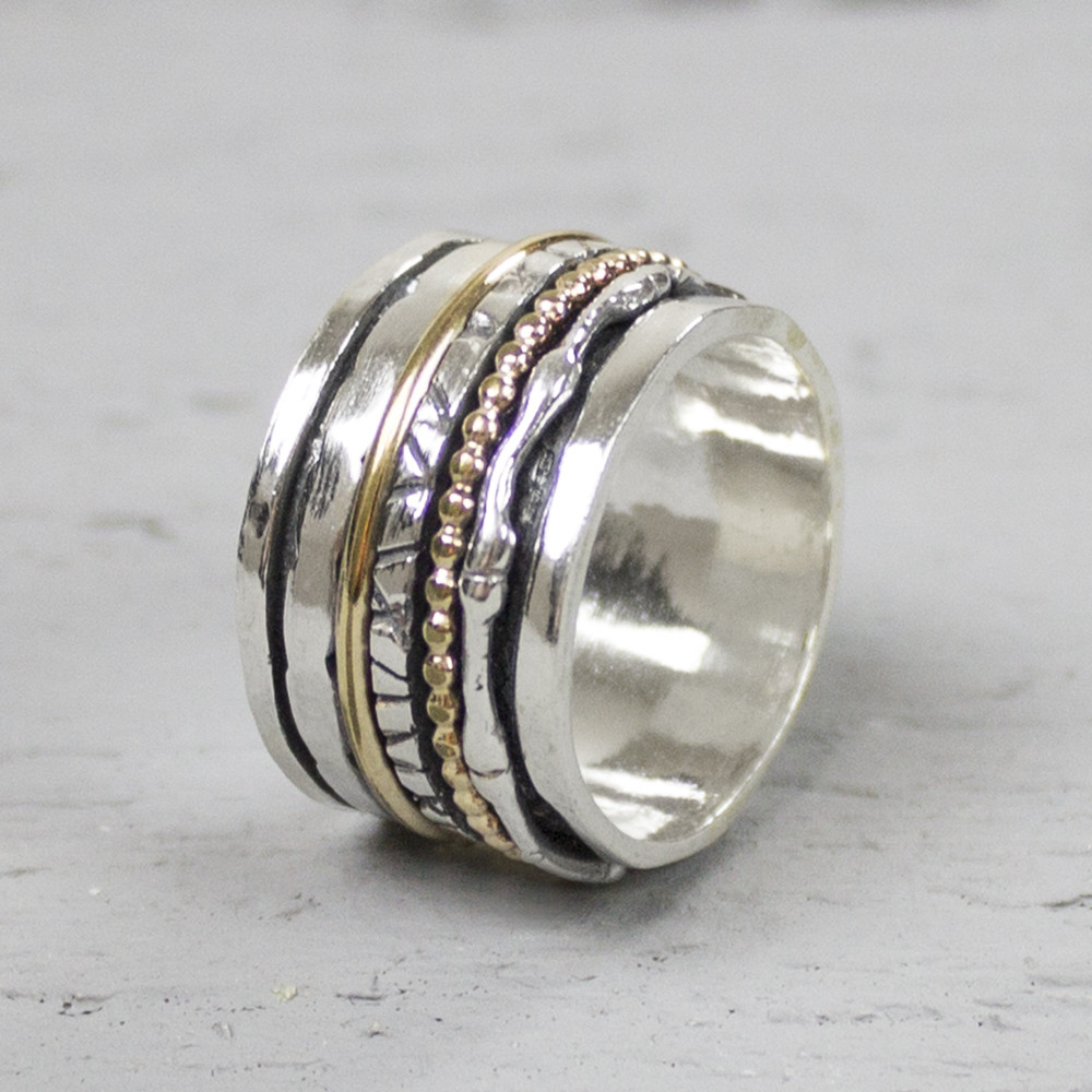 Bijzondere ring gemaakt van (geoxideerd) 925 sterling zilver en Goldfilled. De ringetjes in het midden van de ring kunnen bewegen, dit zorgt voor een speels effect. Onder de ring is gebruik gemaakt van geoxideerd zilver. Doordat de ringen speels bewegen, is het mogelijk dat de geoxideerde laag na verloop van tijd vervaagd. Combineer met de andere sieraden van Jéh Jewels!