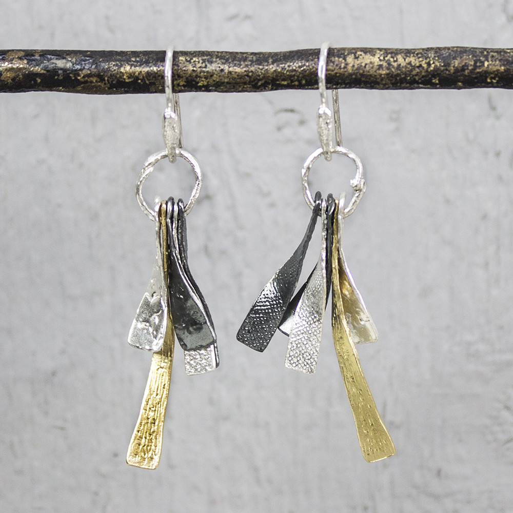 Oorhangers uit de Touch of Gold-collectie van Jeh Jewels, gemaakt van 925 sterling zilver met geoxideerd zilver en een verguld laagje. De oorhangers bestaan uit drie kleuren, waardoor het een gewild item is. Combineer deze oorhangers met onze driekleurige sieraden. De glans van 925 sterling zilver maakt het een gewild edelmetaal voor de vervaardiging van sieraden. Het bestaat uit 92,5% puur zilver en 7,5% koper. Puur zilver is een zacht en buigzaam materiaal, het koper in 925 sterling zilver zorgt voor de stevigheid. De sieraden van Jeh Jewels zijn nikkel vrij. Vergulden is het bedekken van een voorwerp met een laagje goud. Dit artikel is door een goudbad gehaald wat ervoor zorgt dat het zilver volledig bedekt wordt met een laagje goud. Resultaat een mooie glanzende afwerking met een laagje echt goud wat ook wel silverplated of goldplated wordt genoemd.