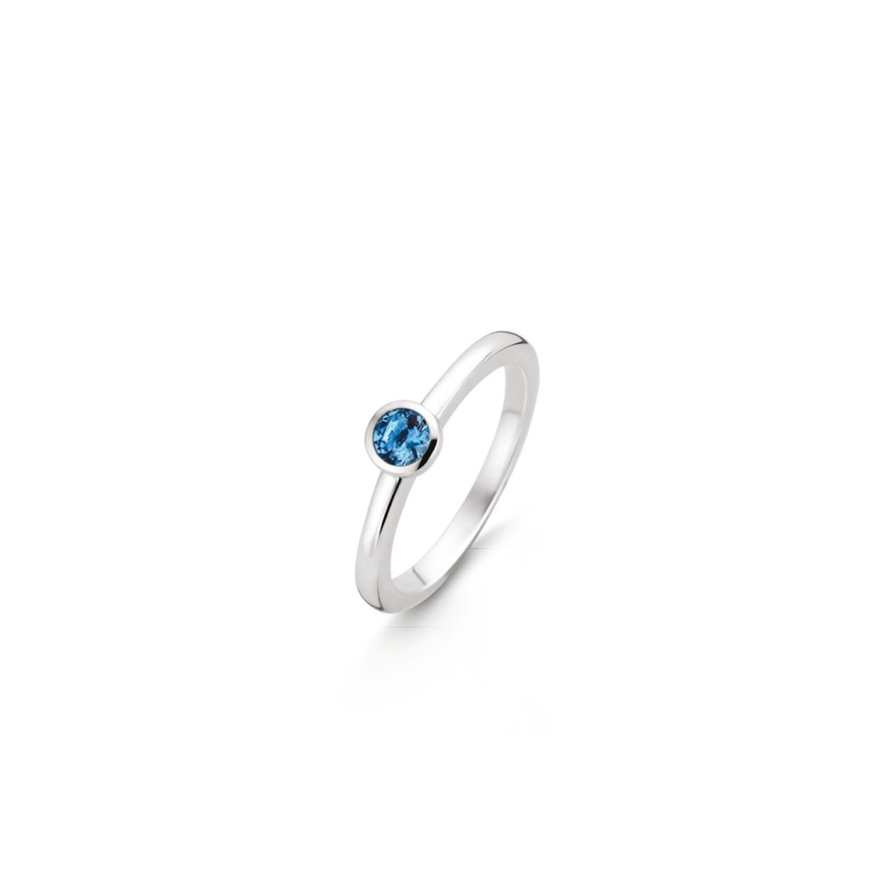 Een donkerblauwe ronde steen is het middelpunt van deze zilveren TI SENTO - Milano ring 1868DB. Oceaanblauw omringd in zilver. Magisch en dromerig.