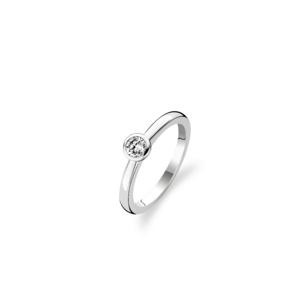 Bij deze subtiele ring van TI SENTO - Milano is de zirkonia in een gladomzetting gevat. De strakke uitvoering van de ring zorgt voor een naadloze aansluiting op andere ringen. De ring is hierdoor gemakkelijk te combineren in een stapel. In de TI SENTO collectie zijn vele ringen te vinden waarmee combinaties gemaakt kunnen worden volgens het TI SENTO Mix & Match concept.