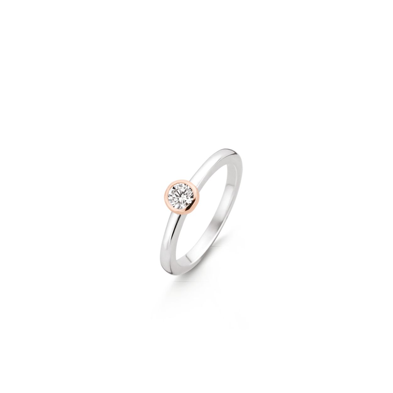 Ros�gouden plating omhult de geslepen zirkonia van deze zilveren solitair TI SENTO - Milano�ring 1868ZR. Combineer haar met anderen voor een fris zomergevoel of draag haar alleen en laat haar de show stelen.