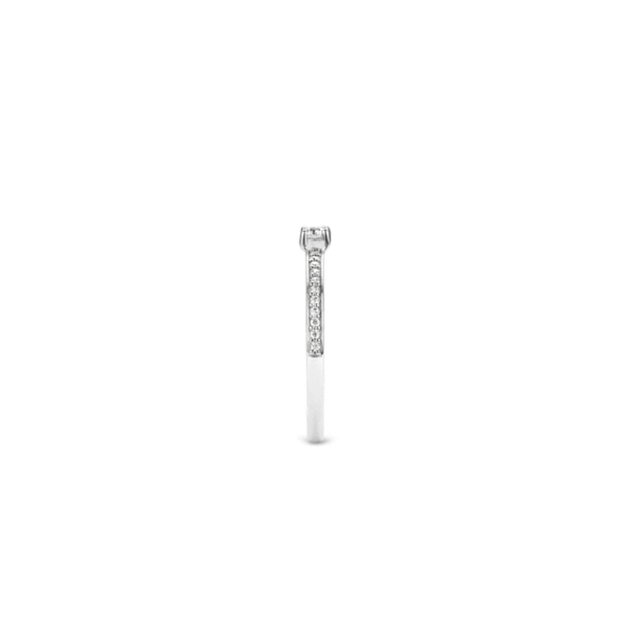 Deze elegante aanschuifring uit de TI SENTO -Milano collectie bestaat uit een rij pavé gezette kristallen. De strakke maar sierlijke uitvoering van de ring zorgt voor een naadloze aansluiting op andere ringen. Zo is de ring gemakkelijk te combineren in een stapel.