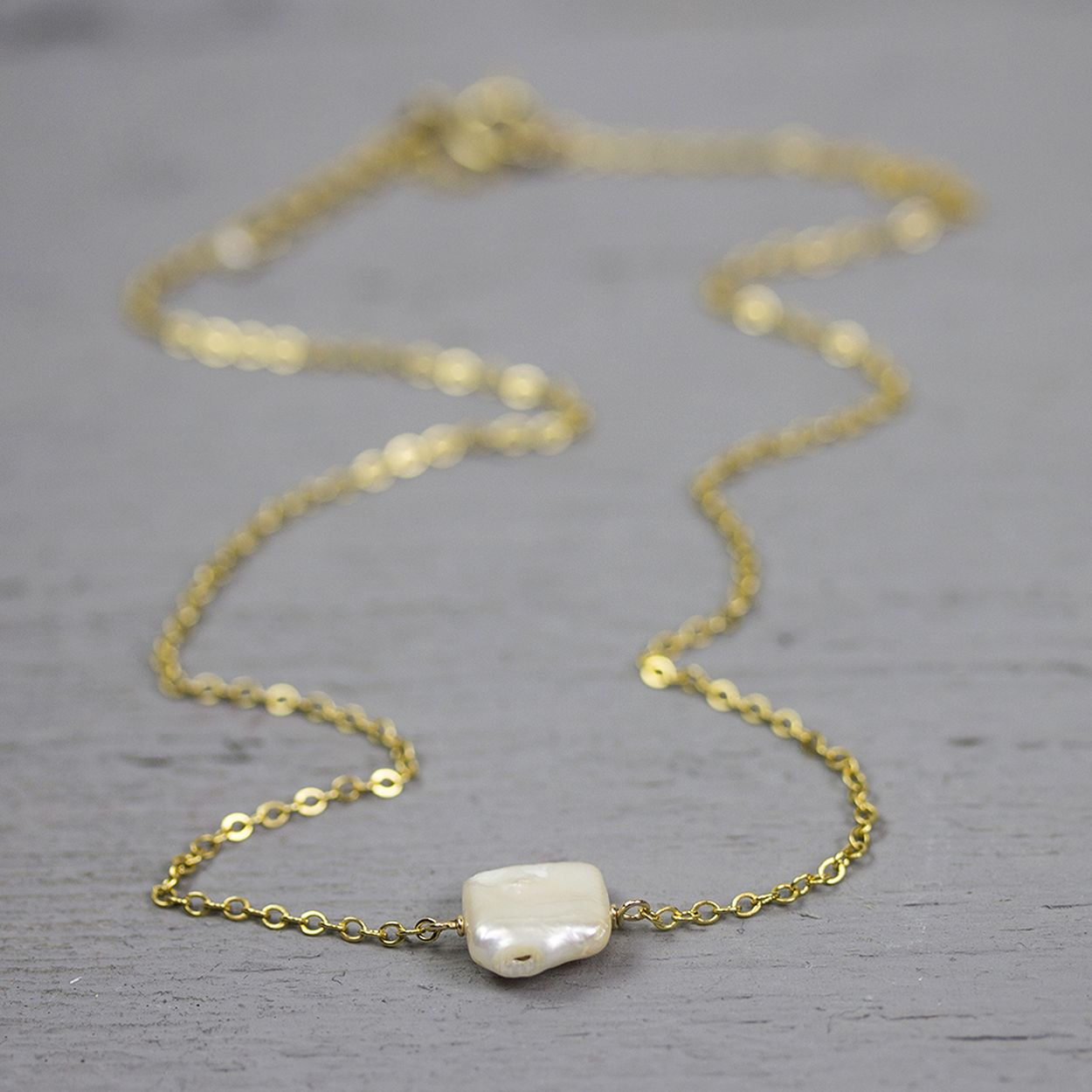 Collier Goldfilled met zoetwaterparel. Parel geeft een zachte en zuiverende energie. Deze geeft rust, vrede en verlichting. Combineer dit collier met andere sieraden van Jéh Jewels! 

Let op: Alle edelstenen zijn natuurstenen. Dit betekent dat de kleur, grootte en vorm kan verschillen. Dit maakt ze juist mooi, uniek en puur!