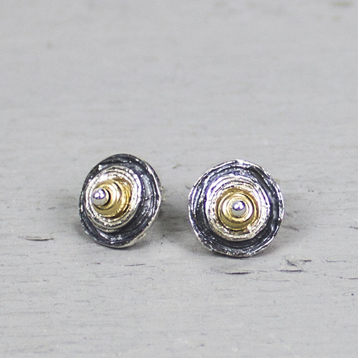 Jeh Jewels oorstekers zilver oxy + wit

De sieraden van Jéh Jewels zijn semi-handgemaakt, maar hebben altijd een ambachtelijke en handgemaakte uitstraling. Tijdloos is hierbij dan het codewoord.
