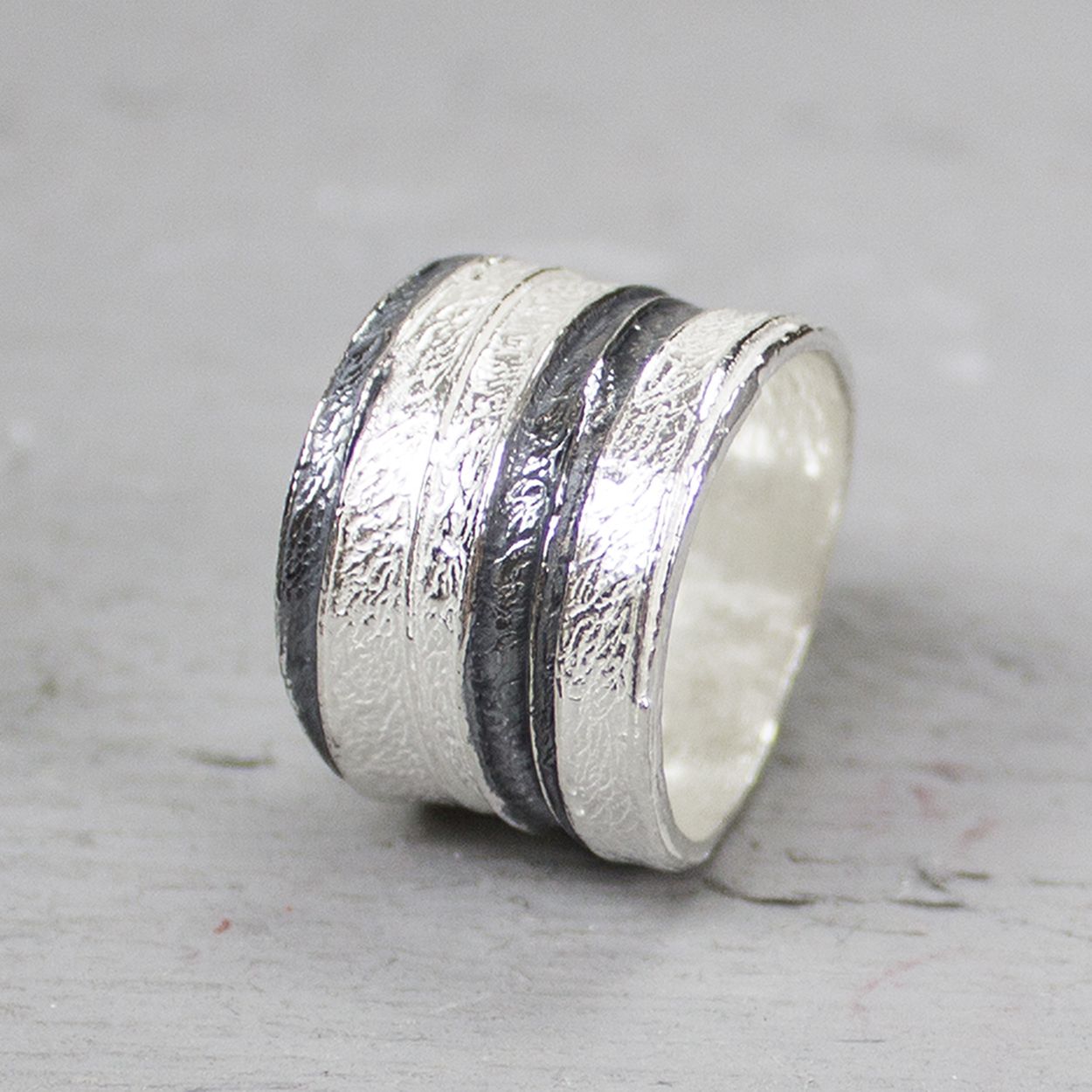 Ring wit zilver met strepen van geoxideerd zilver