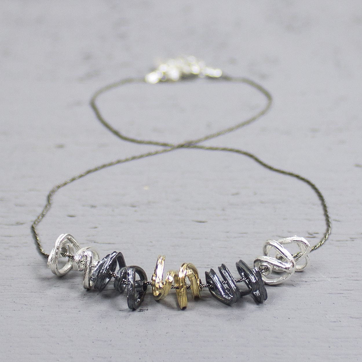 De Jeh collier Oxy/Wit/Verguld 19212 is een stijlvolle halsketting met een unieke uitstraling. Dit sieraad bevat nikkel en heeft een matte afwerking. Perfect te dragen als statement stuk bij formele gelegenheden of casual met een eenvoudige blouse. Voeg een glanzende hanger toe voor meer flair en kies bijpassende oorbellen voor een complete look.