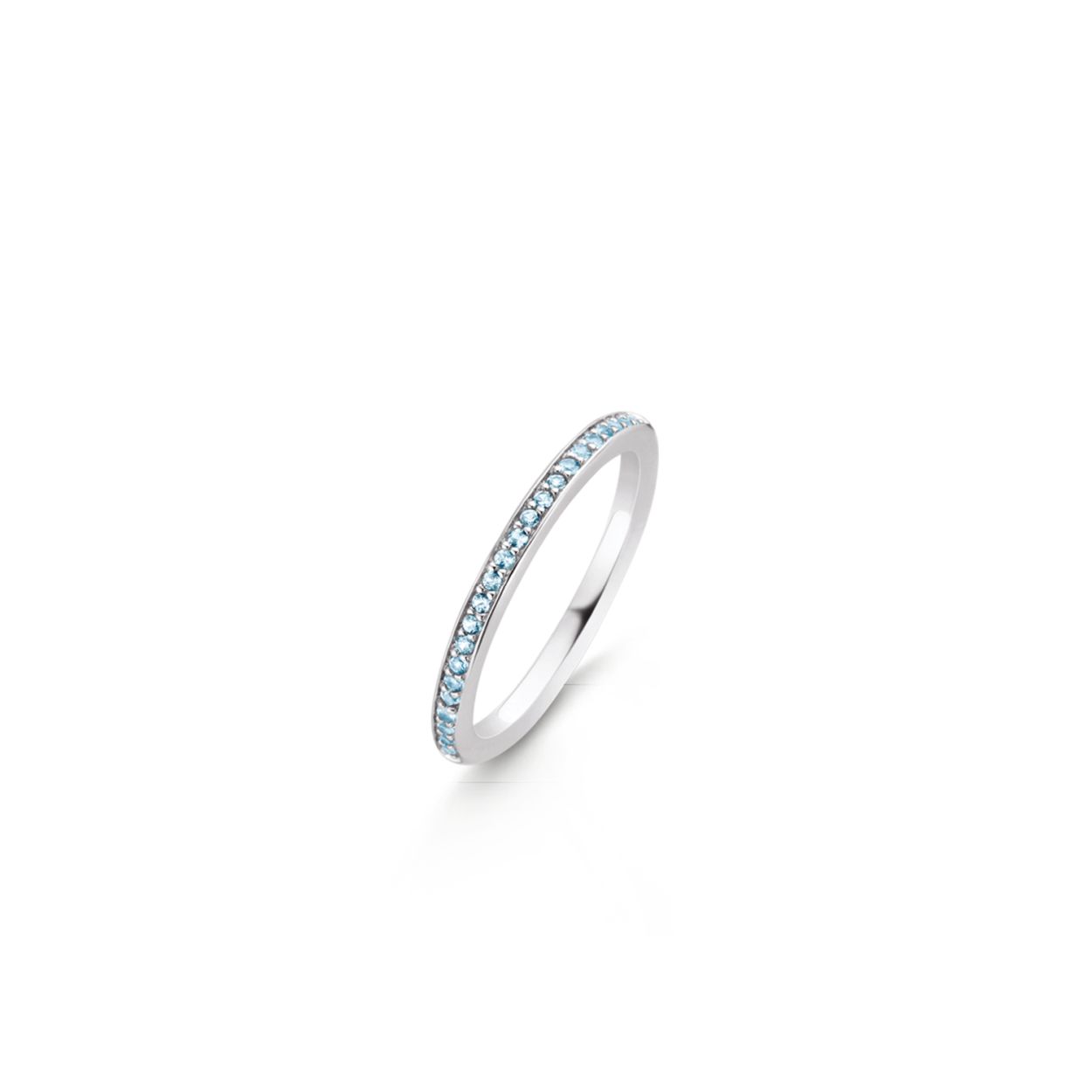 Deze zilveren TI SENTO - Milano ring 1923WB�met haar waterblauwe stenen heeft een speels en zomers gevoel. Ze glinstert met het licht. Durf haar te mix en matchen.