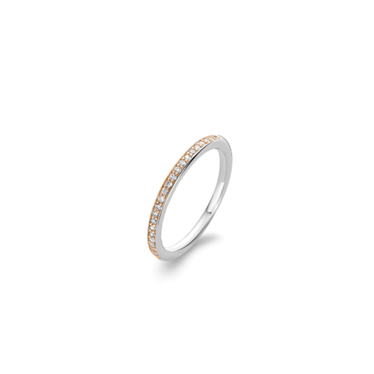 Deze elegante aanschuifring uit de TI SENTO - Milano collectie is gemaakt van gerhodineerd sterling zilver en gezet met een rij pavé gezette zirkonia's. De zettingen zijn voorzien van een 18 karaats roségouden plating. De binnenzijde van de ring is eveneens mooi afgewerkt voor een goed draagcomfort. De strakke uitvoering van de ring zorgt voor een naadloze aansluiting op andere ringen. Zo is de ring eenvoudig te combineren in een stapel. In de TI SENTO collectie zijn vele ringen te vinden waar combinaties mee kunnen worden gemaakt volgens het TI SENTO Mix & Match concept.