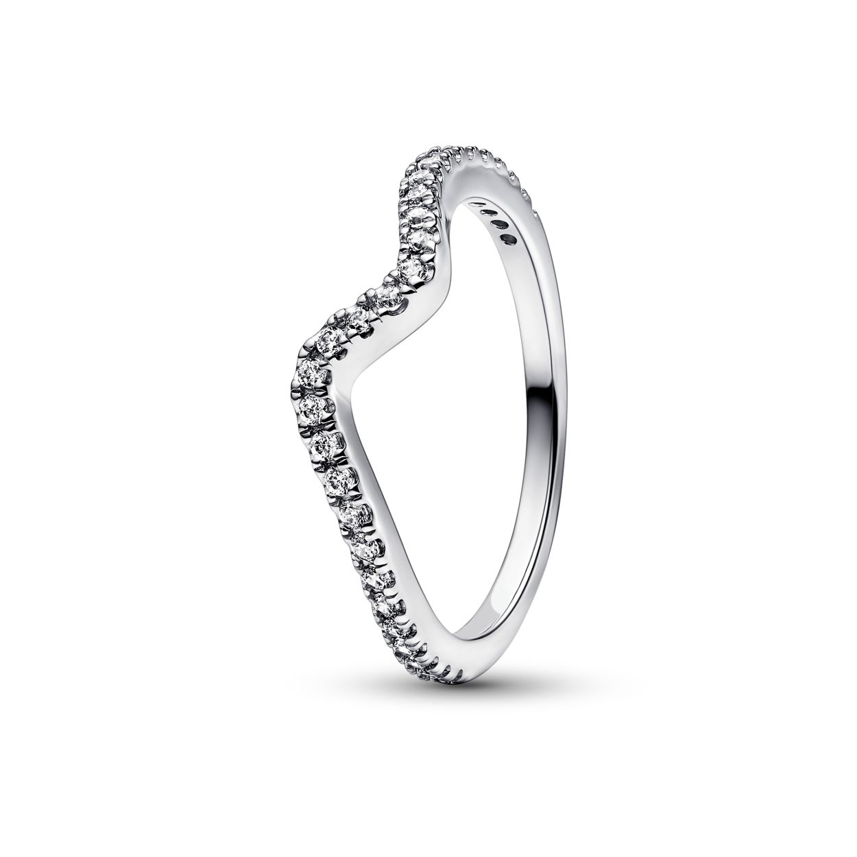Onze sprankelende golfring die is hand-finished in sterlingzilver, lijkt op de beweging van een golf en is bezet met een rij rond briljantgeslepen heldere zirkonia langs de voorkant. Draag solo of gestapeld voor een eigentijdse look waar je nog jaren van zult houden.