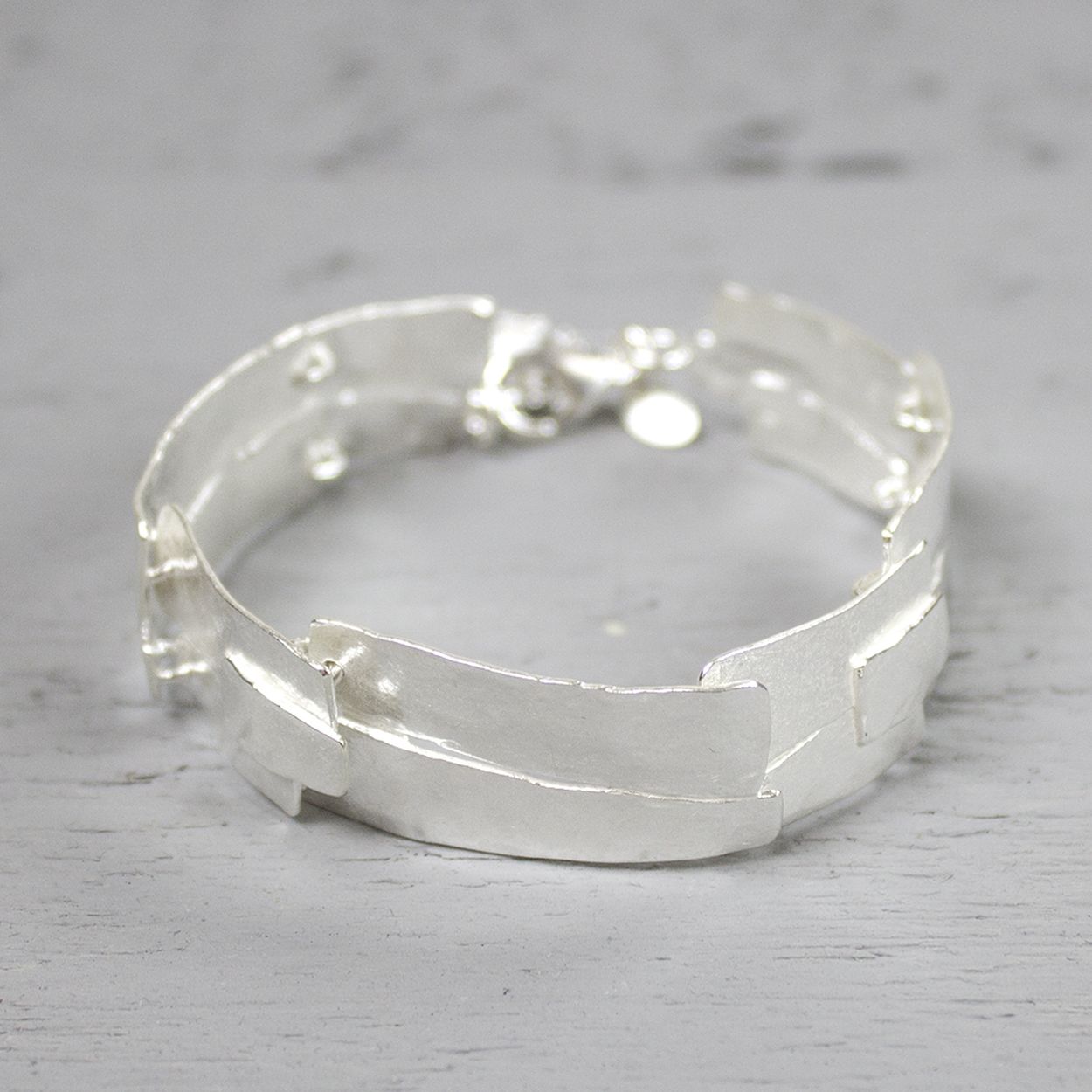 De Jeh Jewels armband model 19294 is een verfijnde zilveren armband. Kenmerken: zilver materiaal, nikkel niet vrij, geen glans. Perfect voor een subtiele, elegante look. Het beste draag je deze armband losjes om de pols voor comfort en stijl, zowel bij casual als formele outfits. Voeg een verfijnd tintje toe aan elke gelegenheid.