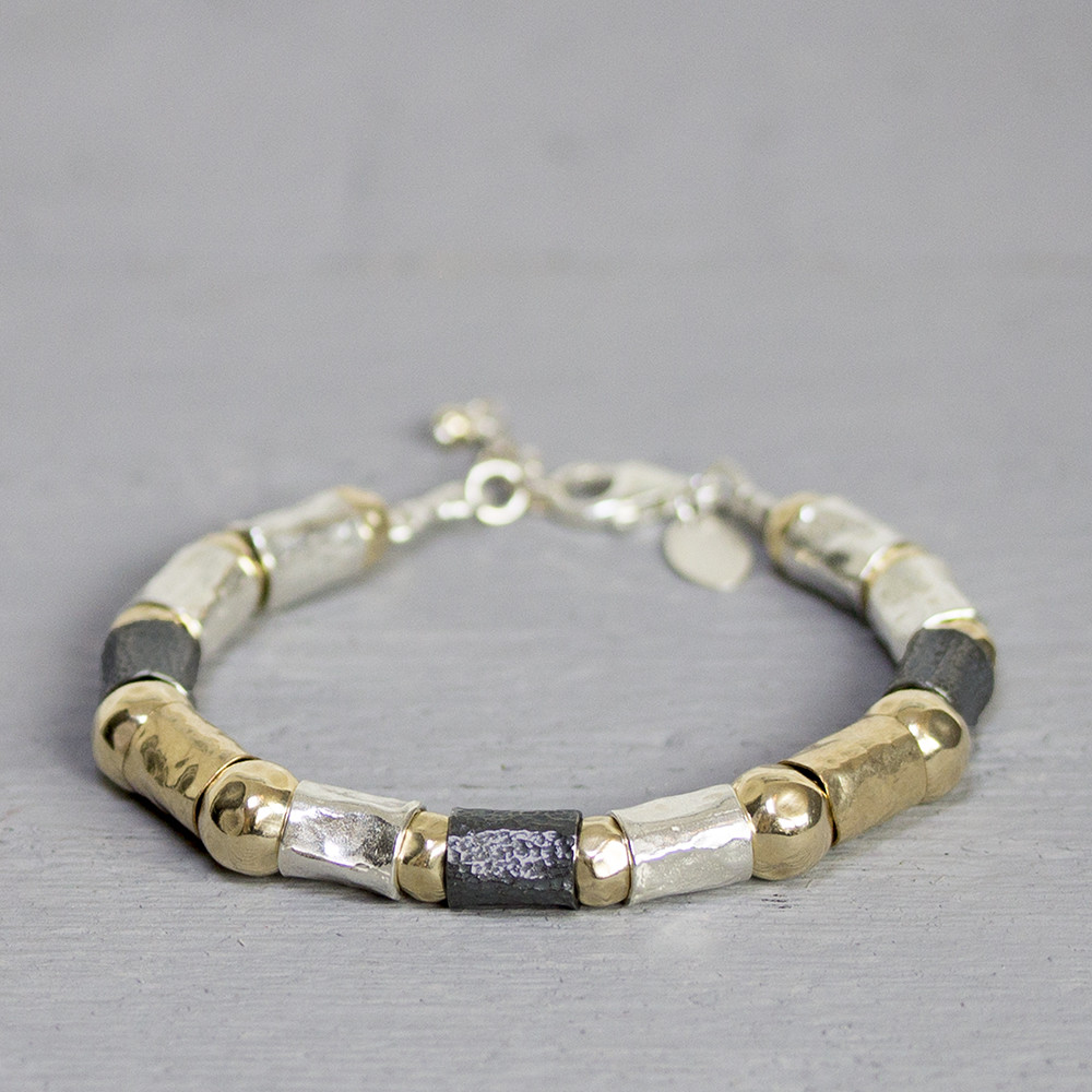 Deze armband is gemaakt van 925 sterling zilver, geoxideerd zilver en Goldfilled. De armband bestaat uit verschillende grootte buisjes en hamerslag balletjes. De armband is erg soepel wat het draagcomfort versterkt.