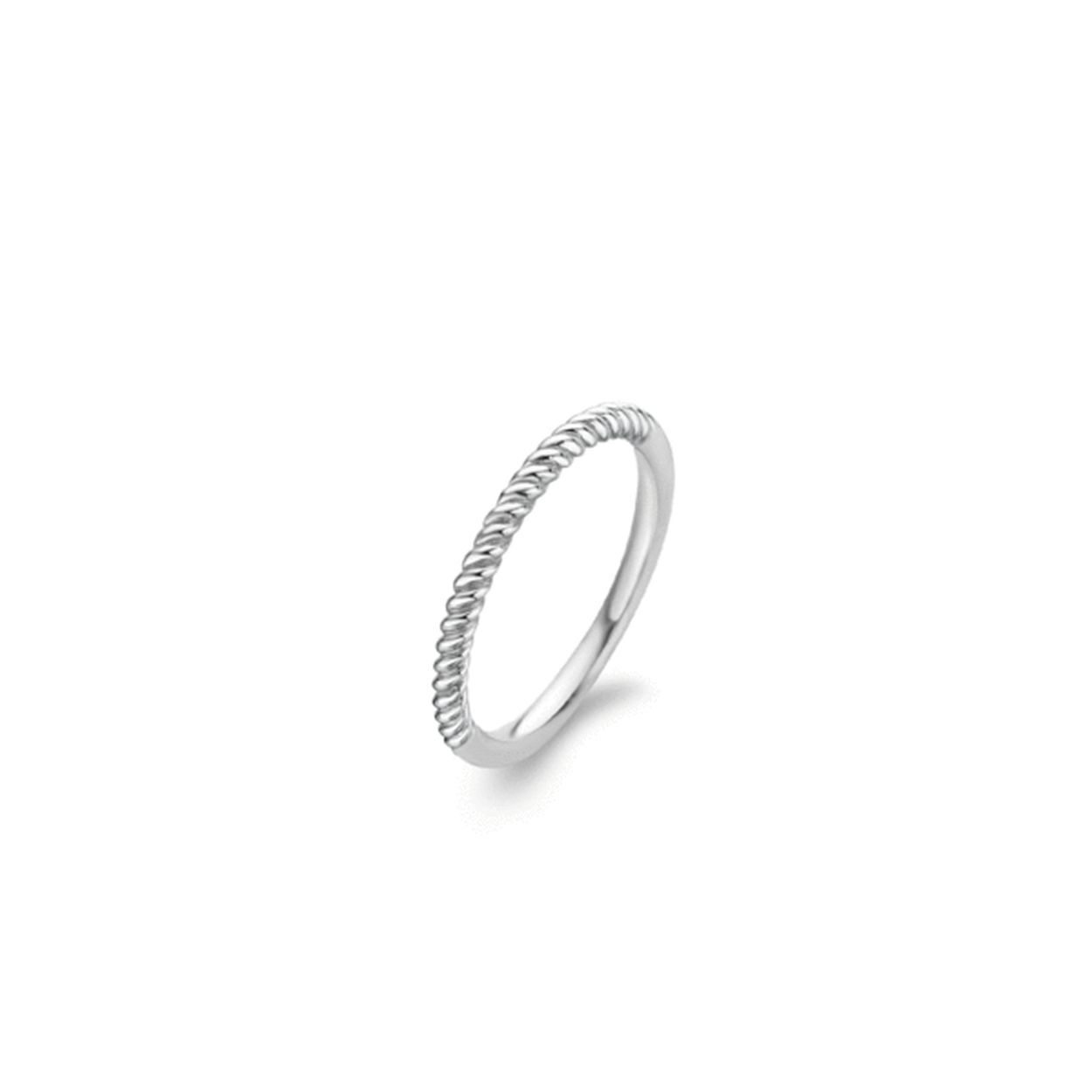 Deze stijlvolle TI SENTO - MiIano ring is de basic onder de aanschuifringen en de ultieme must have om mee te combineren bij het stapelen van ringen. Het gedraaide zilver in de strakke uitvoering van de ring zorgt voor een naadloze aansluiting op andere ringen. In de TI SENTO collectie zijn vele ringen te vinden waar combinaties mee kunnen worden gemaakt volgens het TI SENTO Mix & Match concept. De ring is gemaakt van gerhodineerd sterling zilver.