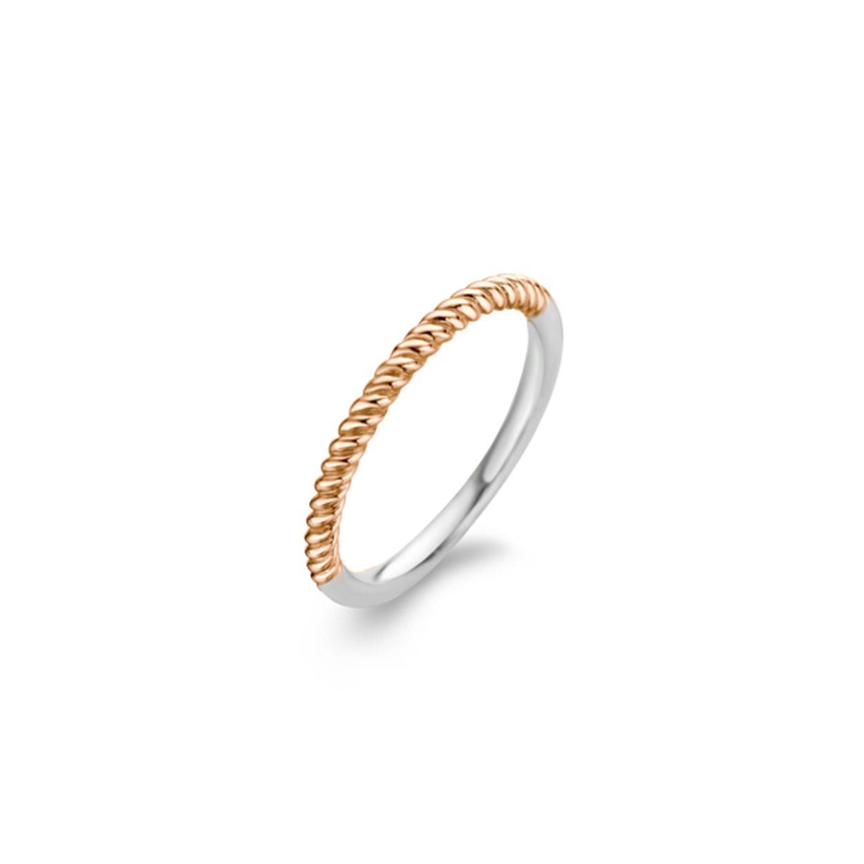 Deze TI SENTO - Milano ring is de basic onder de aanschuifringen en tevens de ultieme must have om mee te combineren in een stapel ringen. Het gedraaide zilver heeft een 18 karaats roségouden laag. De strakke uitvoering van de ring zorgt voor een naadloze aansluiting op andere ringen. In de TI SENTO collectie zijn vele ringen te vinden waar combinaties mee kunnen worden gemaakt volgens het TI SENTO Mix & Match concept. De ring is in de basis gemaakt van gerhodineerd sterling zilver.