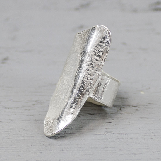 Deze ring is gemaakt van 925 sterling zilver en is speciaal ontworpen voor de middelvinger. Bij het ontwerpen van deze creatieve ring is er extra gelet op het draagcomfort. Ondanks het grote formaat, zit hij nog steeds lekker! De glans van 925 sterling zilver maakt het een gewild edelmetaal voor de vervaardiging van sieraden. Het bestaat uit 92,5% puur zilver en 7,5% koper. Puur zilver is een zacht en buigzaam materiaal, het koper in 925 sterling zilver zorgt voor de stevigheid. De sieraden van Jeh Jewels zijn nikkel vrij.