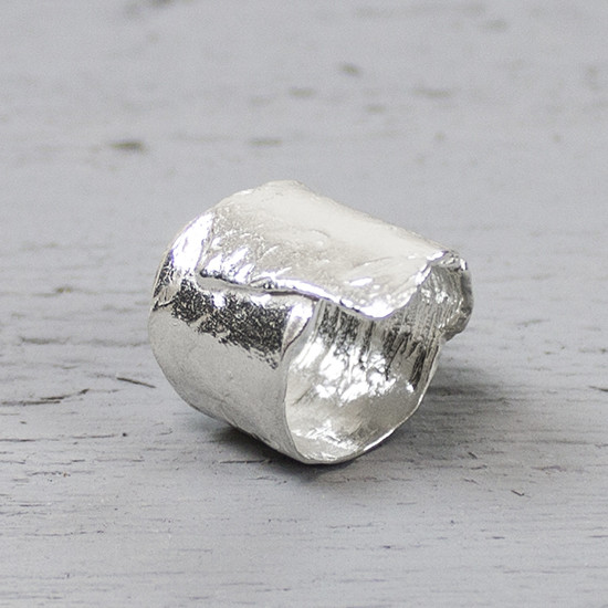 Deze ring is gemaakt van 925 sterling zilver en is bewerkt met een lichte hamerslag. Bij de ring is het zilver omgevouwen, wat hem origineel en authentiek maakt.