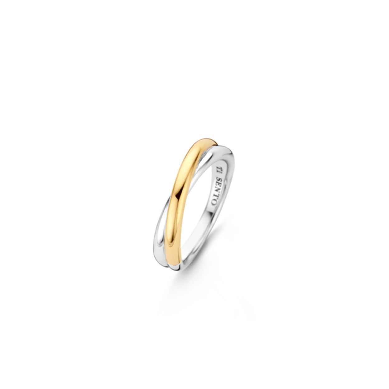 Het egale goud en sterling zilver van deze ring creëren een eindeloze beweging. Het contrast voegt magie toe aan het tijdloze design.