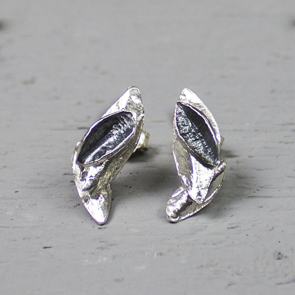 Oorbellen van het merk Jéh. zilver met geoxideerd zilver.