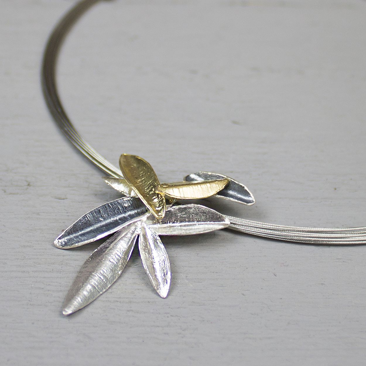 Sterling Zilveren Hanger van het merk Jéh Jewels, met geoxideerde en vergulde elementen.