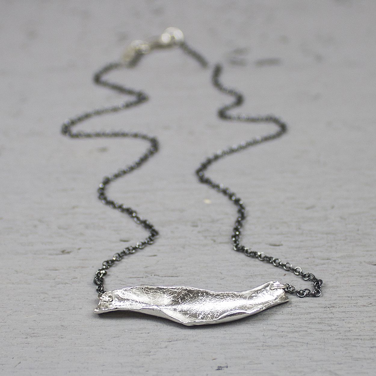 Collier geoxideerd zilver met zilveren vastzittende hanger