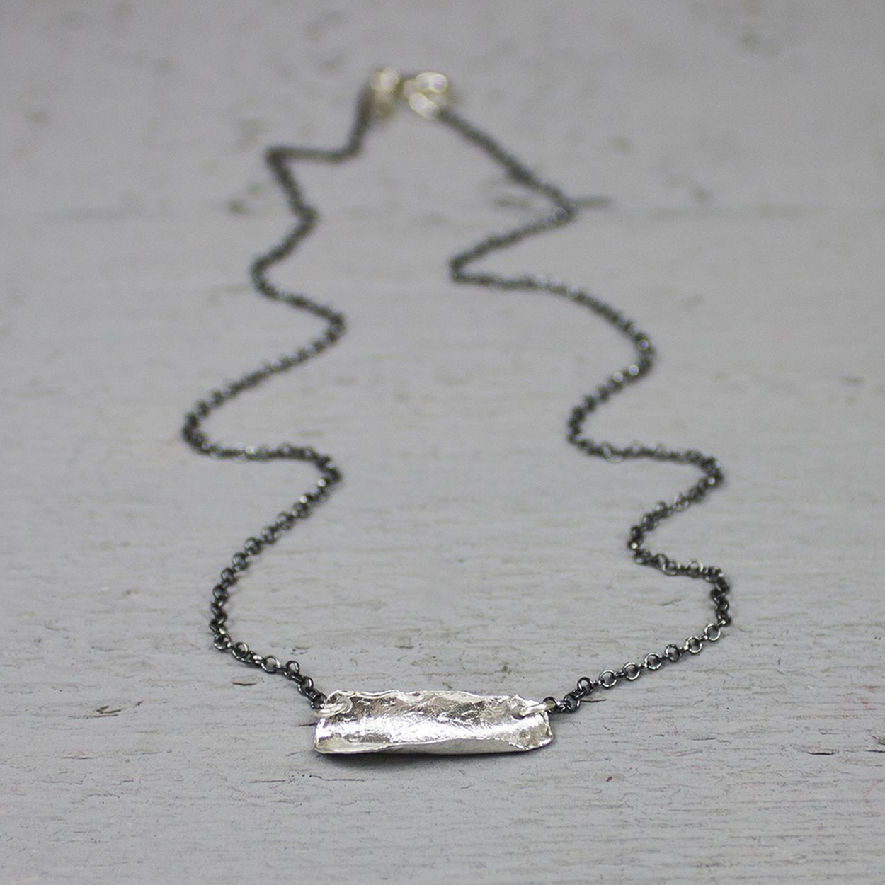 Collier geoxideerd zilver met zilveren vastzittende hanger