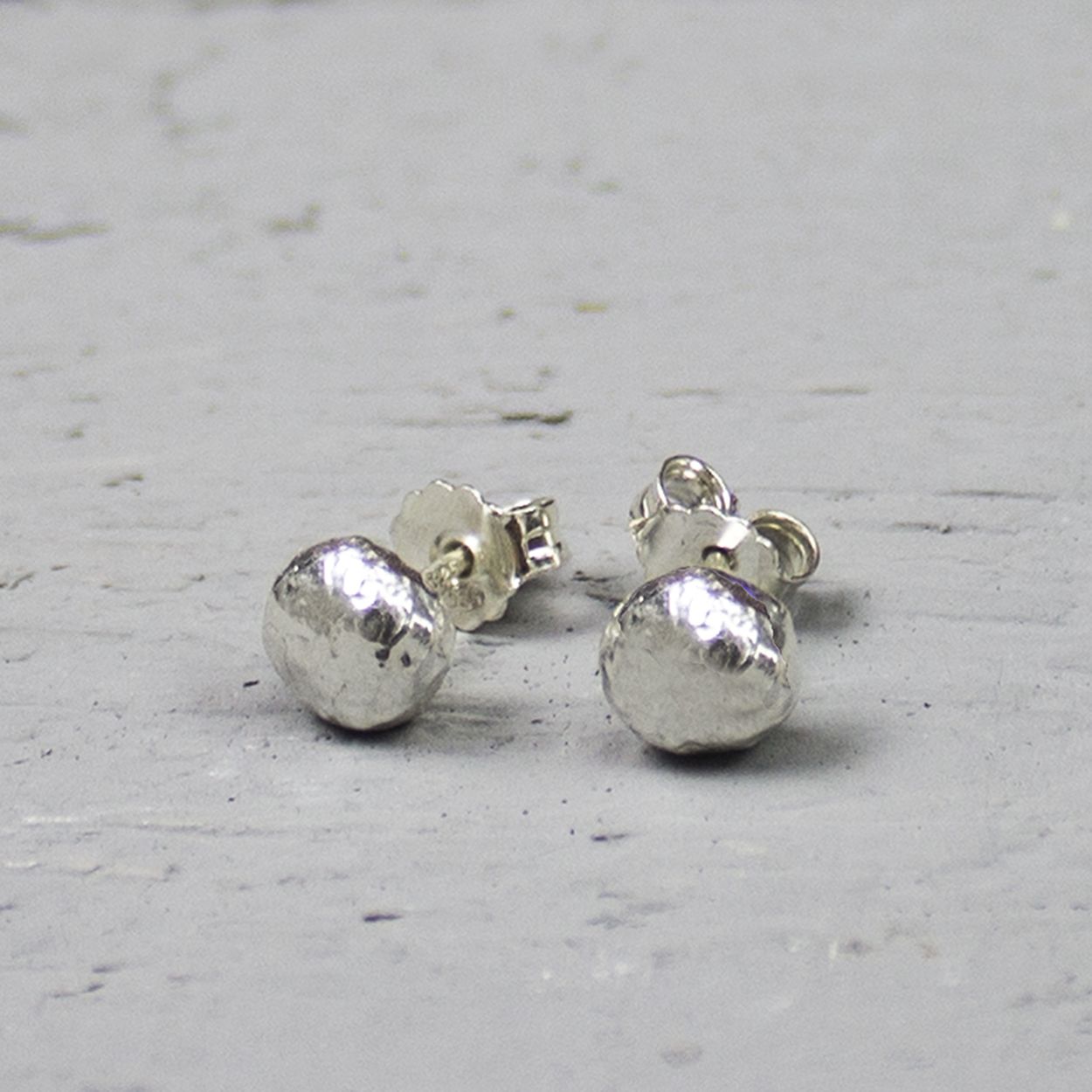 Oorknop rond gemaakt van 925 sterling zilver, bewerkt met hamerslag.
