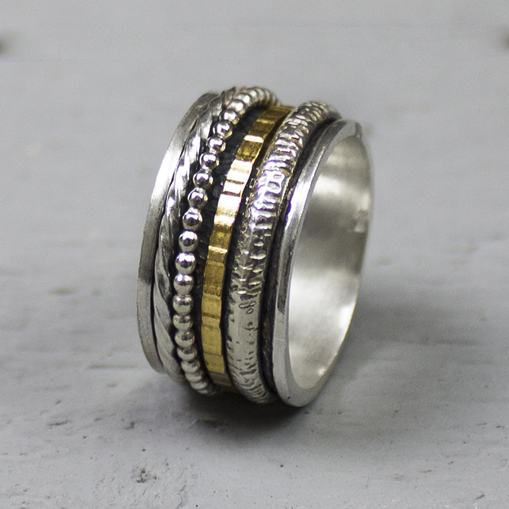 Bijzondere ring gemaakt van (geoxideerd) 925 sterling zilver en gold filled. De ringen in het midden van de ring kunnen bewegen, dit zorgt voor een speels effect. Onder de ring is gebruik gemaakt van geoxideerd zilver. Doordat de ringen speels bewegen, is het mogelijk dat de geoxideerde laag na verloop van tijd vervaagd. De glans van 925 sterling zilver maakt het een gewild edelmetaal voor de vervaardiging van sieraden. Het bestaat uit 92,5% puur zilver en 7,5% koper. Puur zilver is een zacht en buigzaam materiaal, het koper in 925 sterling zilver zorgt voor de stevigheid. De sieraden van Jeh Jewels zijn nikkel vrij. Gold filled komt uit Amerika en wordt daar al langer gebruikt voor de vervaardiging van sieraden met een "touch of gold" voor een betaalbare prijs. Het gold filled blijft op kleur, is slijtvast en de 14karaats goudlaag is dik genoeg om lang te kunnen genieten van de warme uitstraling van goud. Gold filled wordt veelal ook goed verdragen door mensen die allergisch zijn voor andere metalen dan goud.
