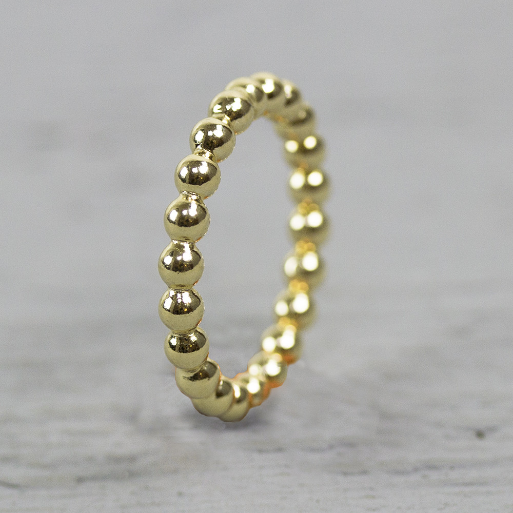 Balletjesring gemaakt van gold filled. Deze ring kan subtiel alleen gedragen worden, maar kan ook als leuke aanschuifring dienen. Combineer deze ring met andere ringen uit de ringencollectie van Jeh Jewels de finishing touch! Gold filled komt uit Amerika en wordt daar al langer gebruikt voor de vervaardiging van sieraden met een "touch of gold" voor een betaalbare prijs. Het gold filled blijft op kleur, is slijtvast en de 14karaats goudlaag is dik genoeg om lang te kunnen genieten van de warme uitstraling van goud. Gold filled wordt veelal ook goed verdragen door mensen die allergisch zijn voor andere metalen dan goud.