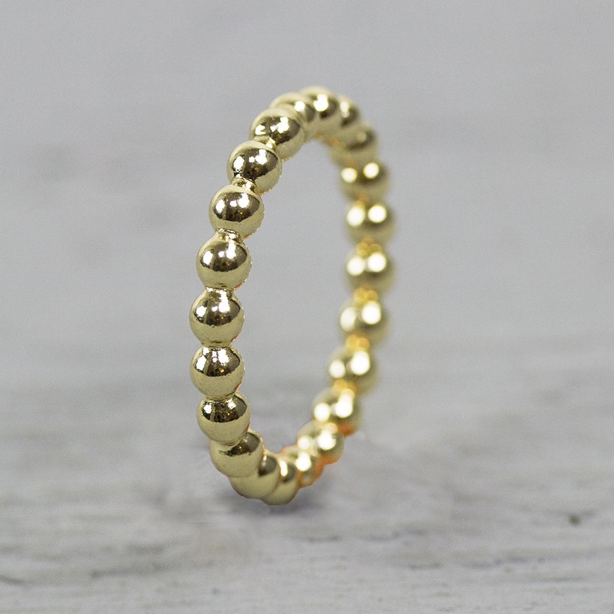 De jeh ring bolletjes model 19757  combineert zilver met goudkleurige glans  en is een stijlvol sieraad. Hoewel het niet nikkelvrij is, biedt het een verfijnde uitstraling als het wordt gedragen op een ringmaat van 56. Ideaal om te dragen op feestelijke gelegenheden, het geeft elke outfit een luxueuze twist. Perfect als statement ring!