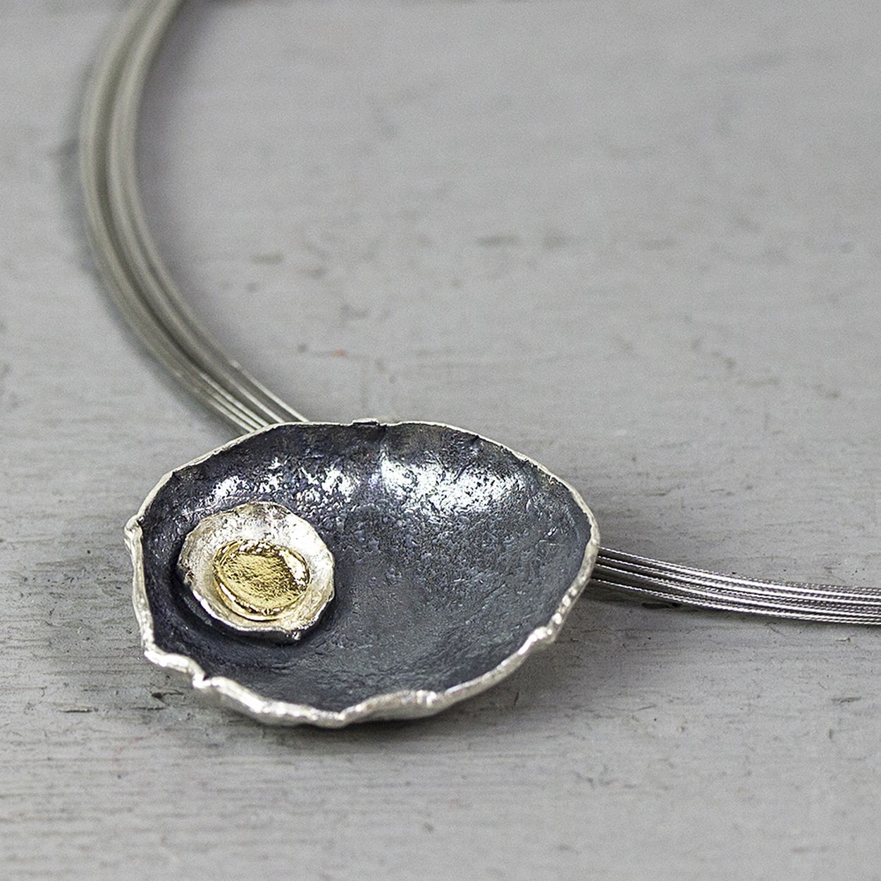 Hanger rond met zilver oxy en verguld
excl. collier