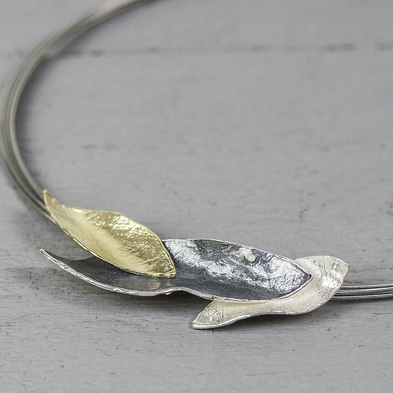 Sierlijke hanger gemaakt van 925 sterling zilver, geoxideerd zilver en zilver verguld.