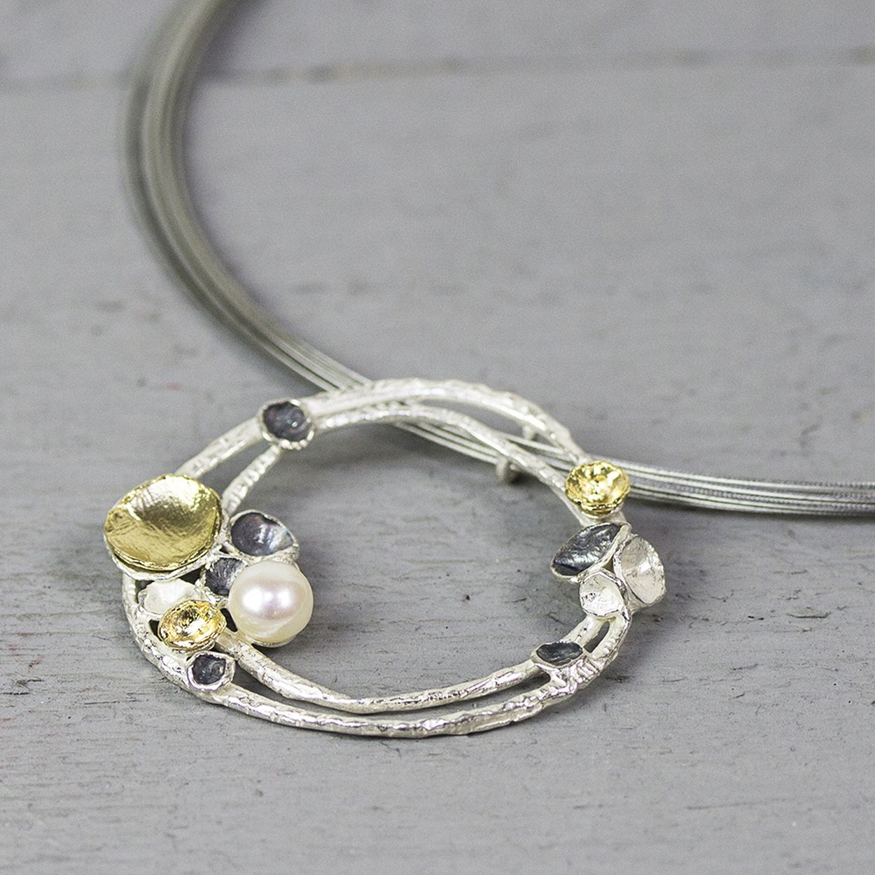De Jeh Jewels WIT OXI verguld zoetwater parel hanger, modelnummer 19766, is een stijlvolle hanger van zilver met een zoetwaterparel. Het is nikkelvrij met een matte afwerking. Niet geschikt voor mensen met een nikkelallergie. Draag deze elegante hanger aan een zilveren ketting voor een verfijnde look die elke outfit compleet maakt.