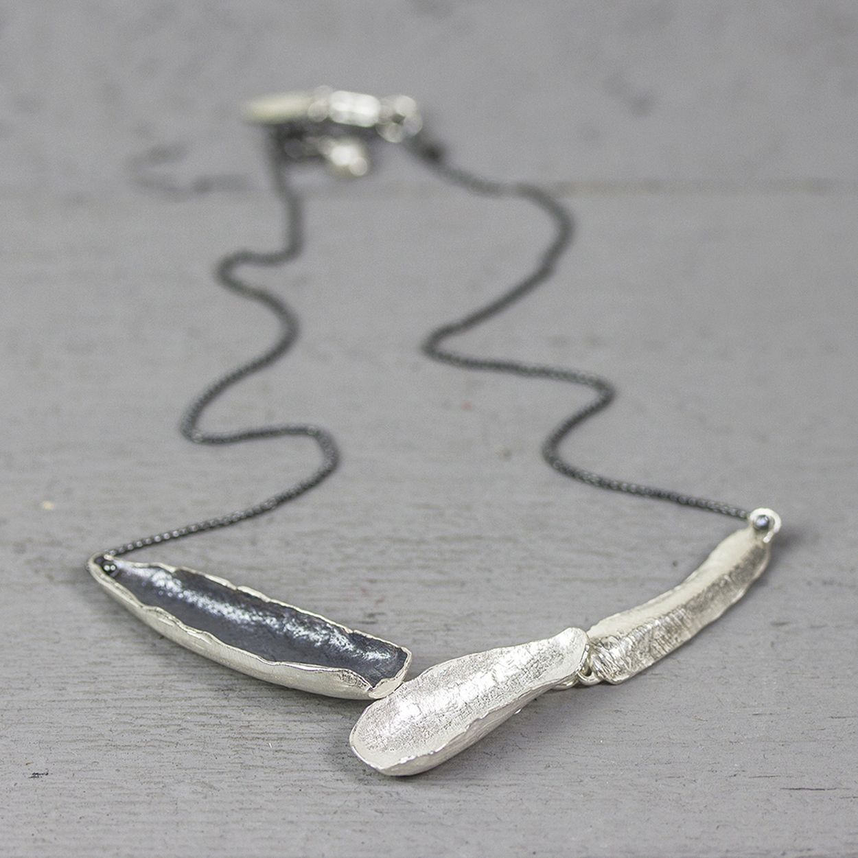Collier gemaakt van 925 sterling zilver en geoxideerd zilver. Dit collier valt bij het dragen in een prachtige V-vorm.