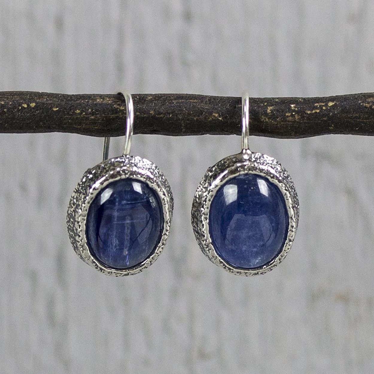 Oorhanger gemaakt van 925 sterling zilver met een steen van kyantiet. De glans van 925 sterling zilver maakt het een gewild edelmetaal voor de vervaardiging van sieraden. Het bestaat uit 92,5% puur zilver en 7,5% koper. Puur zilver is een zacht en buigzaam materiaal, het koper in 925 sterling zilver zorgt voor de stevigheid. De sieraden van Jeh Jewels zijn nikkel vrij. Bij Jeh Jewels werken wij met echte edelstenen, dit zijn natuurlijke producten waardoor niet iedere steen hetzelfde is. Ieder sieraad is hierbij dus uniek. De kleur en structuur van de steen kan afwijken van de foto op de website.