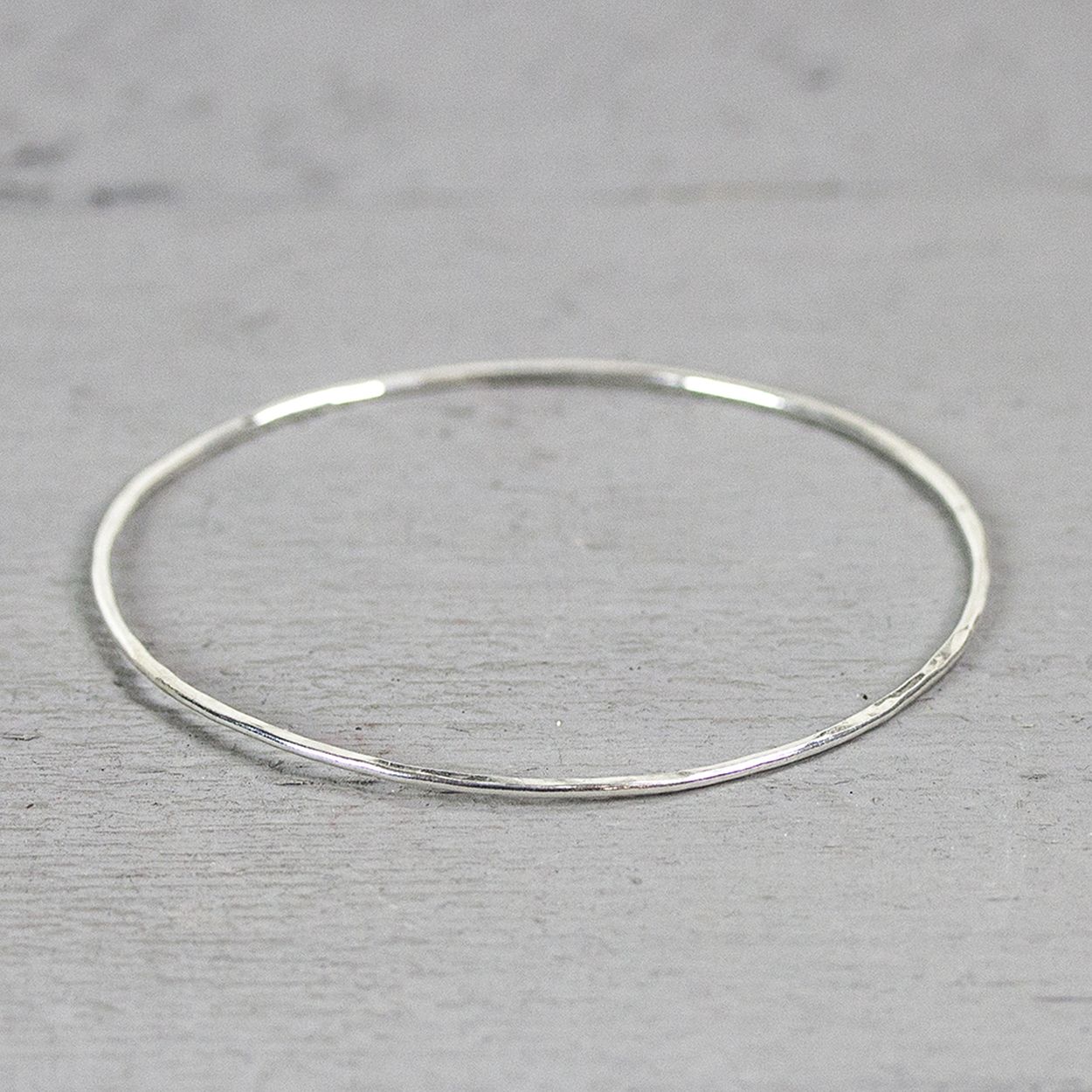 Dunne rinkelarmband gemaakt van 925 sterling zilver met een doorsnede van 6,4 mm.