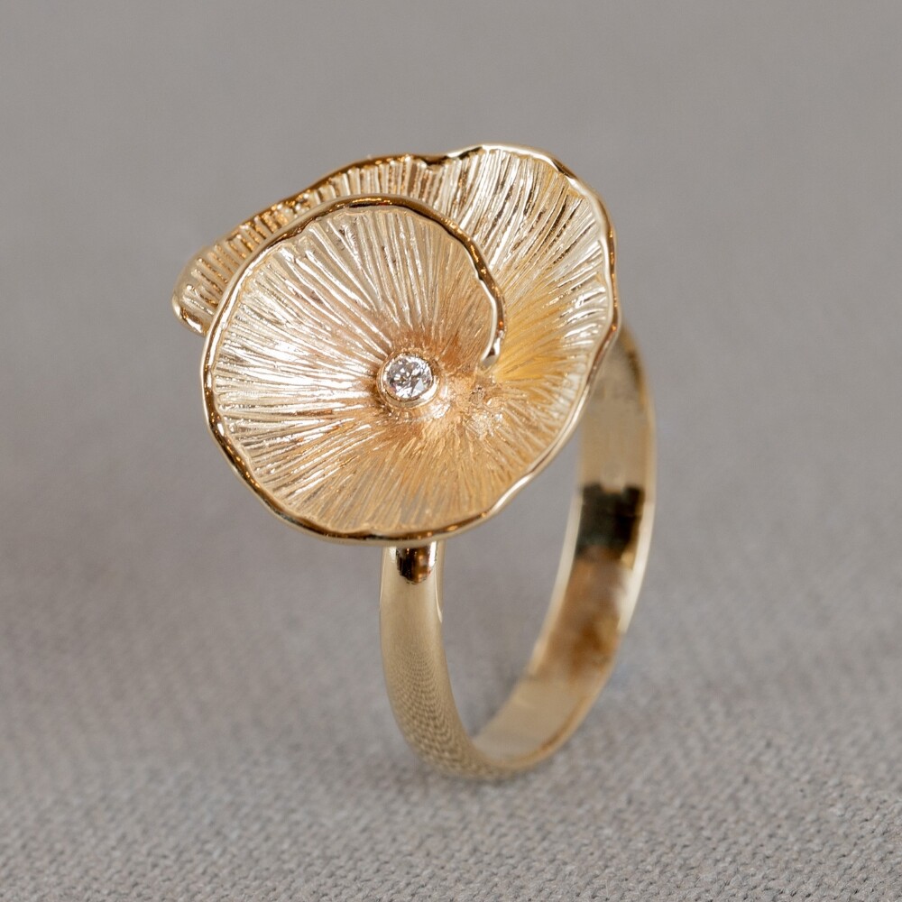 Ring gemaakt van 14 karaat goud met een diamant van 0.029CT I1/HI, de ring doet ons denken aan een klaproos.