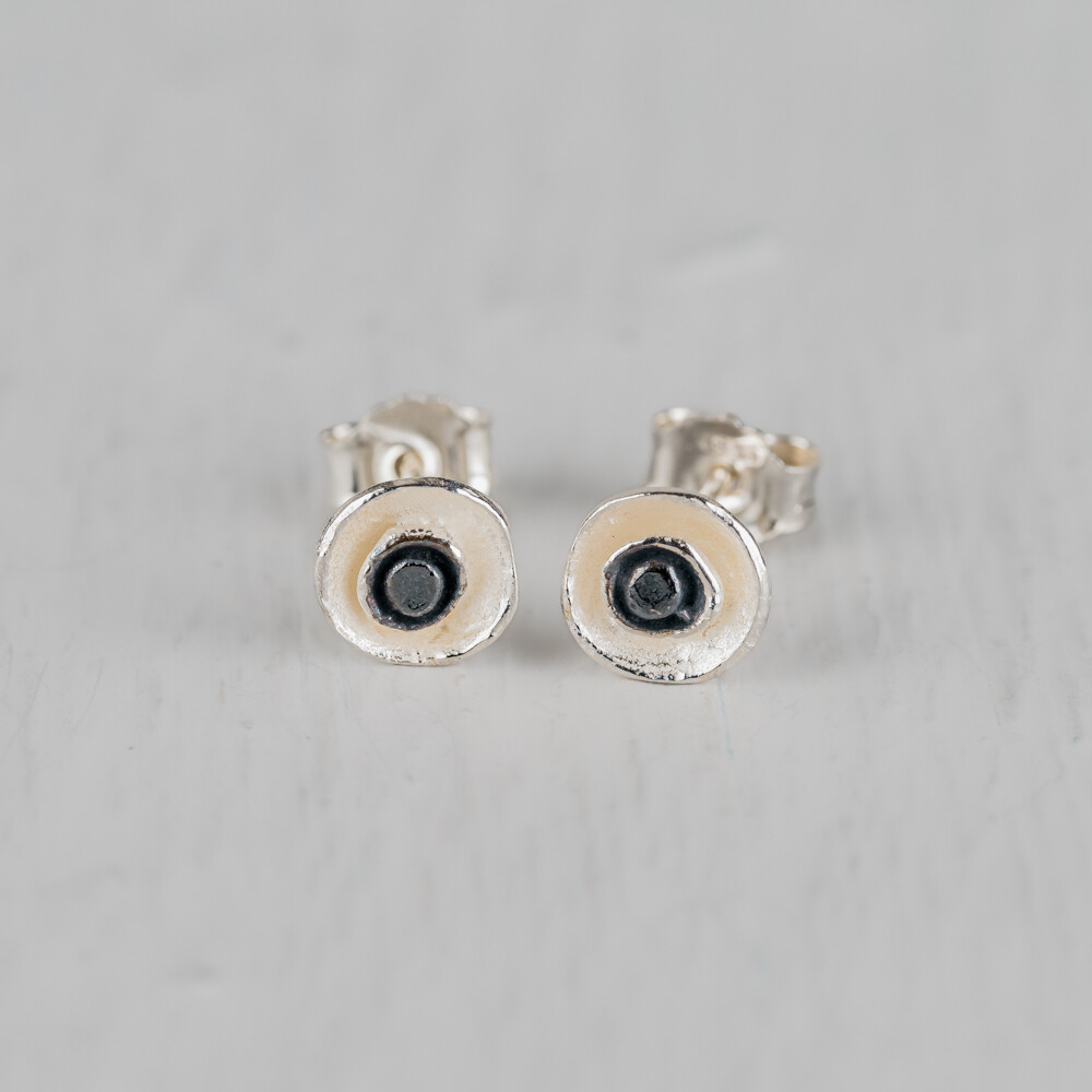 Oorstekers gemaakt van 925 sterling zilver in combinatie met geoxideerd zilver.