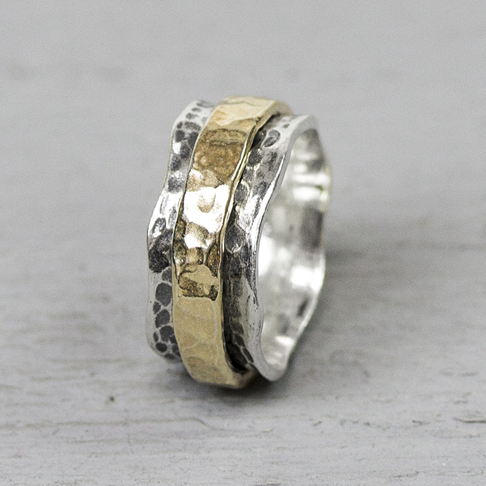 RIng gemaakt van 925 sterling zilver geoxideerd zilver en goldfilled. Deze ring loopt rond aan de binnenkant hierdoor heeft hij een fijne pasvorm. De ring heeft een brede goldfilled band en golven aan de zijkant. De glans van 925 sterling zilver maakt het een gewild edelmetaal voor de vervaardiging van sieraden. Het bestaat uit 925% puur zilver en 75% koper. Puur zilver is een zacht en buigzaam materiaal het koper in 925 sterling zilver zorgt voor de stevigheid. De sieraden van Jeh Jewels zijn nikkel vrij. Goldfilled komt uit Amerika en wordt daar al langer gebruikt voor de vervaardiging van sieraden met een "touch of gold" voor een betaalbare prijs. Het goldfilled blijft op kleur is slijtvast en de 14karaats goudlaag is dik genoeg om lang te kunnen genieten van de warme uitstraling van goud. Goldfilled wordt veelal ook goed verdragen door mensen die allergisch zijn voor andere metalen dan goud.