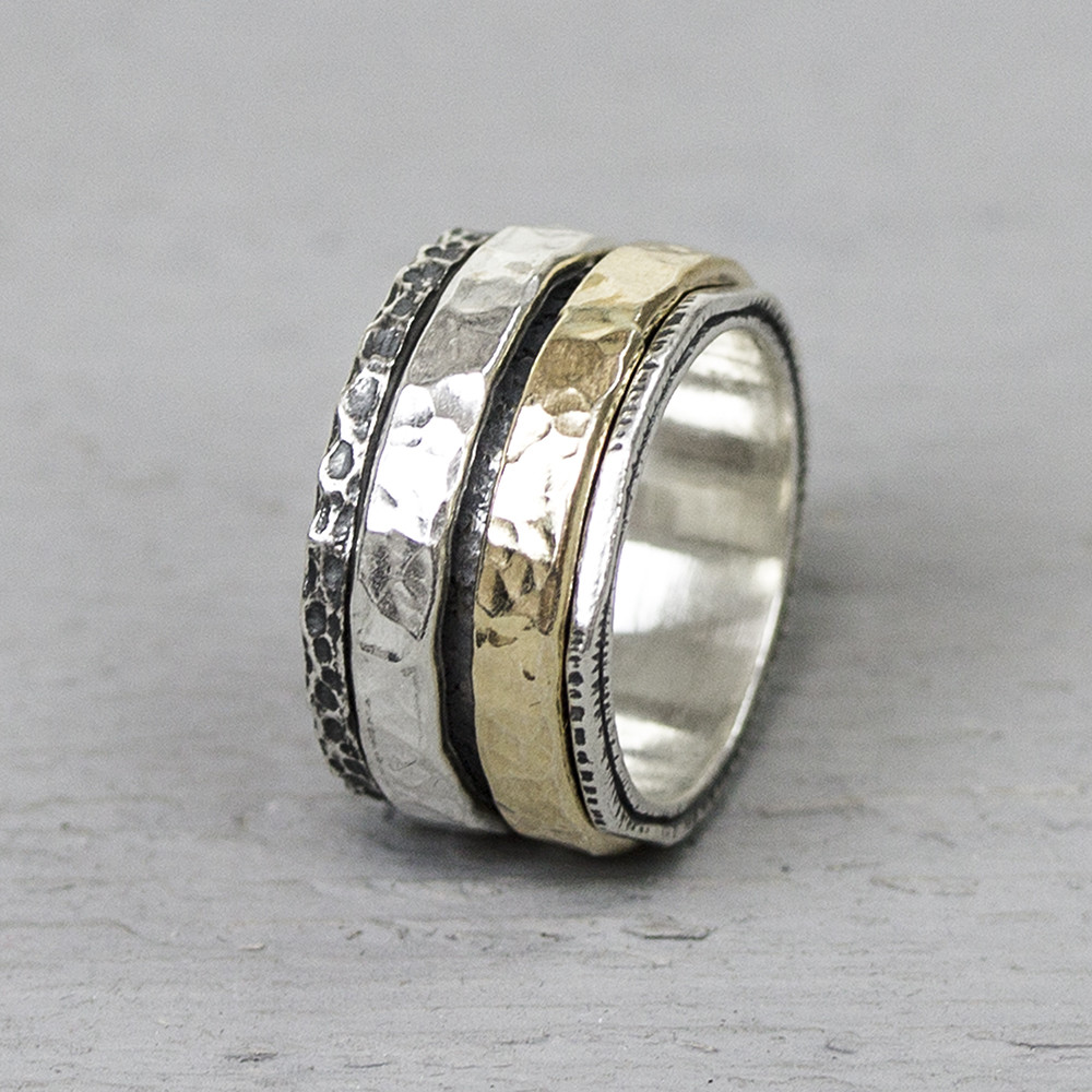 Ring gemaakt van 925 sterling zilver, geoxideerd zilver en goldfilled. Om de basis ring zitten twee brede banden, waarvan een van zilver en de ander van goldfilled. De glans van 925 sterling zilver maakt het een gewild edelmetaal voor de vervaardiging van sieraden. Het bestaat uit 92,5% puur zilver en 7,5% koper. Puur zilver is een zacht en buigzaam materiaal, het koper in 925 sterling zilver zorgt voor de stevigheid. De sieraden van Jeh Jewels zijn nikkel vrij. Goldfilled komt uit Amerika en wordt daar al langer gebruikt voor de vervaardiging van sieraden met een "touch of gold" voor een betaalbare prijs. Het goldfilled blijft op kleur, is slijtvast en de 14karaats goudlaag is dik genoeg om lang te kunnen genieten van de warme uitstraling van goud. Goldfilled wordt veelal ook goed verdragen door mensen die allergisch zijn voor andere metalen dan goud.
