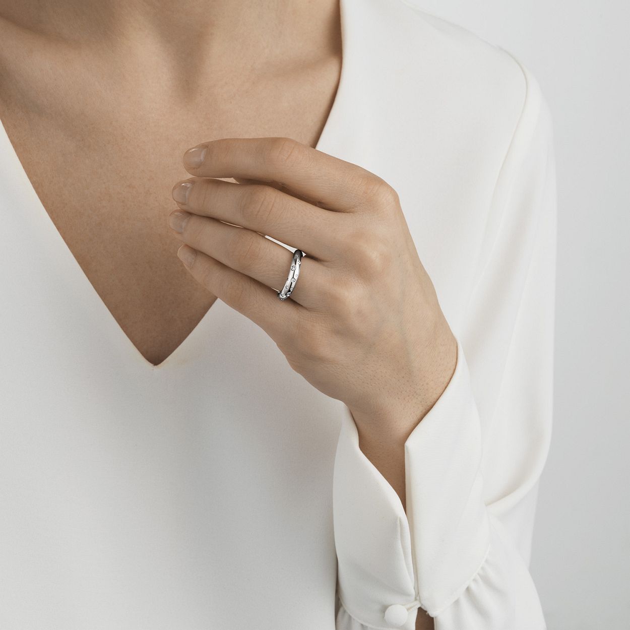 Deze ring is van het merk Georg Jensen. Het is een damessieraad gemaakt van zilverDe verdere specificaties van de ring zijn als volgt:
Karaat: 0.14
Steensoort: Diamant