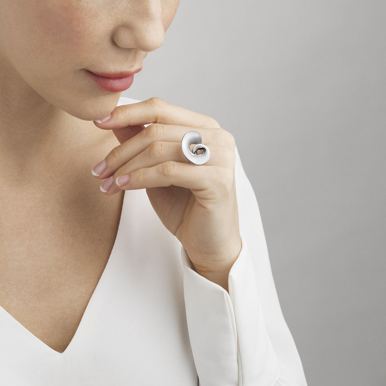 Deze ring is van het merk Georg Jensen. Het is een damessieraad gemaakt van zilver