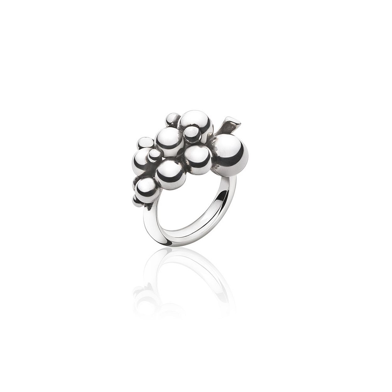 Deze ring is van het merk Georg Jensen. Het is een damessieraad gemaakt van zilver