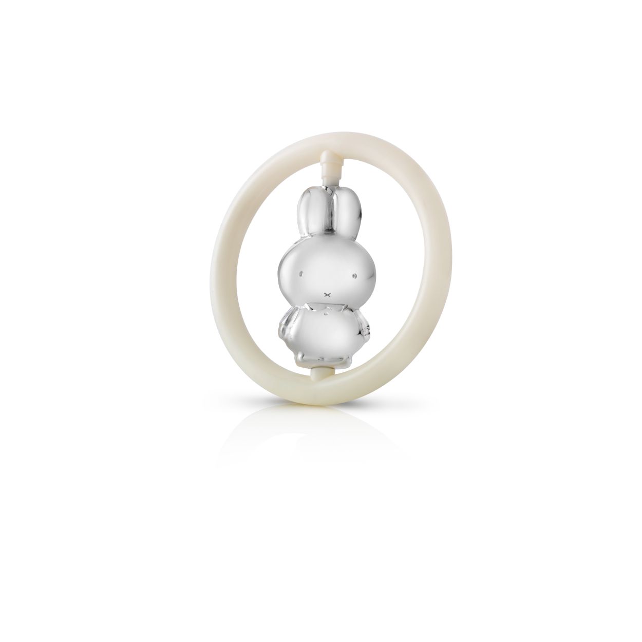Basis 90 verzilverde rammelaar met nijntje in een ring. Kan gegraveerd worden, wat de rammelaar een bijzonder geboortegeschenk maakt.