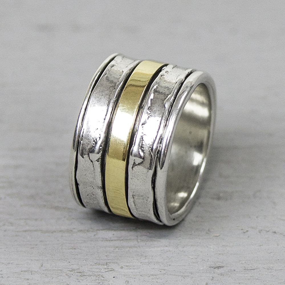 Ring gemaakt van 925 sterling zilver en geoxideerd zilver. In plaats van de bekende goldfilled band zit om deze ring een ringetje van 9 karaat. Let op: Deze ringen hebben een levertijd van 6 tot 8 weken. De glans van 925 sterling zilver maakt het een gewild edelmetaal voor de vervaardiging van sieraden. Het bestaat uit 925% puur zilver en 75% koper. Puur zilver is een zacht en buigzaam materiaal het koper in 925 sterling zilver zorgt voor de stevigheid. De sieraden van Jeh Jewels zijn nikkel vrij. Materiaal: 9 karaat De term karaat geeft aan hoeveel puur goud er per duizend delen in een sieraad zitten. Hoe hoger deze waarde hoe meer goud. In een sieraad van 9 karaat zitten 3375 delen goud.