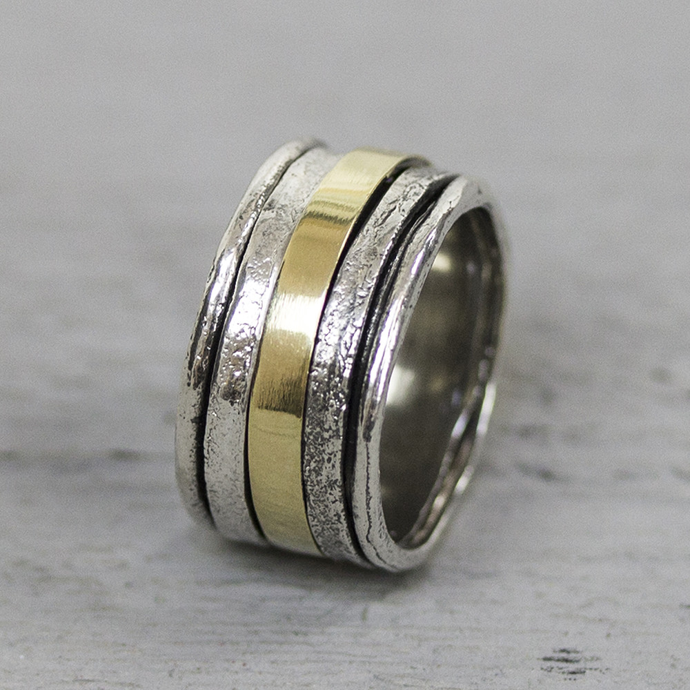 Ring gemaakt van 925 sterling zilver en geoxideerd zilver. In plaats van de bekende goldfilled band zit om deze ring een ringetje van 9 karaat. Let op: Deze ringen hebben een levertijd van 6 tot 8 weken. De glans van 925 sterling zilver maakt het een gewild edelmetaal voor de vervaardiging van sieraden. Het bestaat uit 925% puur zilver en 75% koper. Puur zilver is een zacht en buigzaam materiaal het koper in 925 sterling zilver zorgt voor de stevigheid. De sieraden van Jeh Jewels zijn nikkel vrij. Materiaal: 9 karaat De term karaat geeft aan hoeveel puur goud er per duizend delen in een sieraad zitten. Hoe hoger deze waarde hoe meer goud. In een sieraad van 9 karaat zitten 3375 delen goud.
